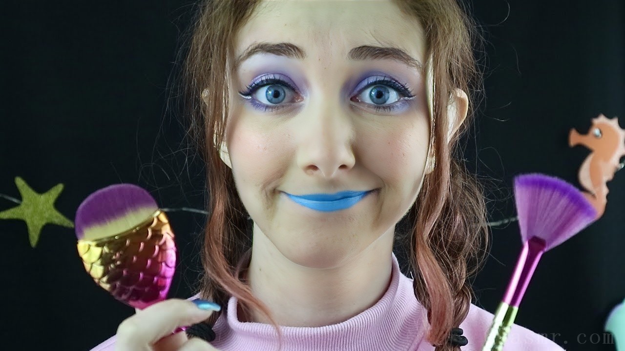 我试着跟随我的 ASMR 化妆视频